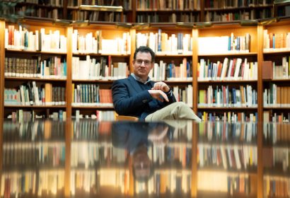 iker marcaide, ceo de matteco, en una biblioteca.