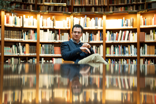 iker marcaide, ceo de matteco, en una biblioteca.