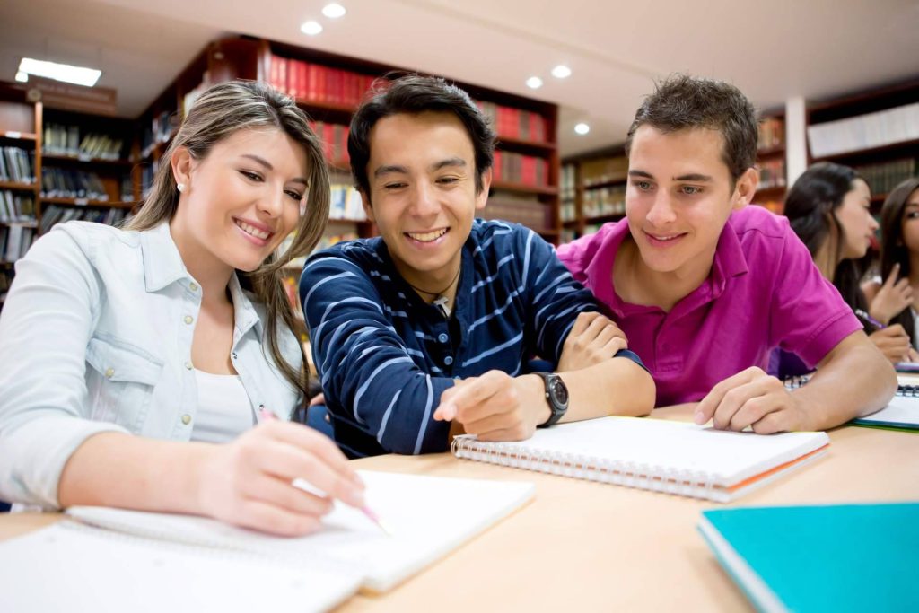 Impulsar la carrera profesional de los hijos con los postgrados de Aula Creactiva