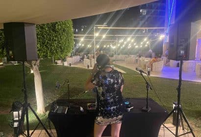 Ventajas de organizar eventos con equipamientos audiovisuales de alquiler en Barcelona e Ibiza con AlquilarSonido
