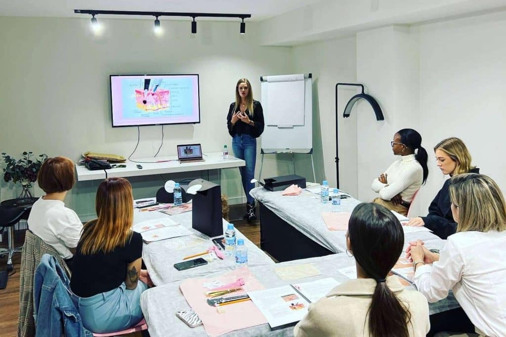 Tebori Brows lanza curso de micropigmentación de cejas con la revolucionaria técnica hairstrokes