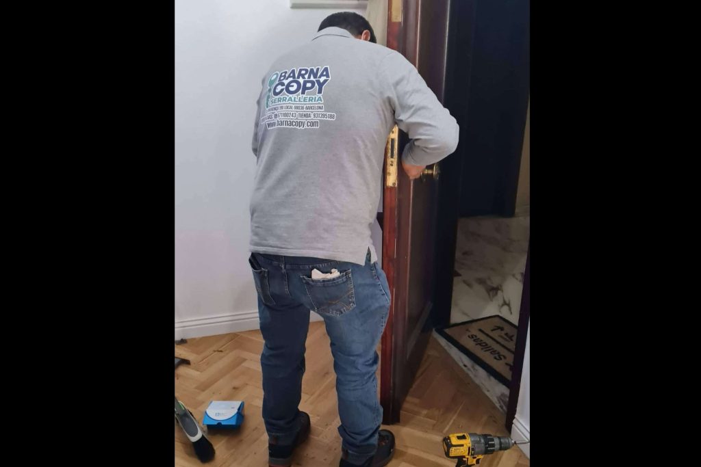 Barnacopy ofrece un servicio de apertura de puertas sin roturas en Barcelona con atención 24 horas