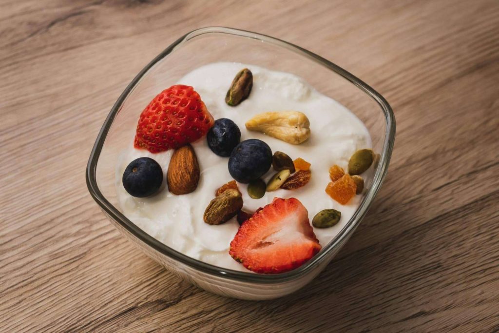 Ni fecha de caducidad ni enemigo de la gripe; la ciencia desmiente bulos sobre el yogur