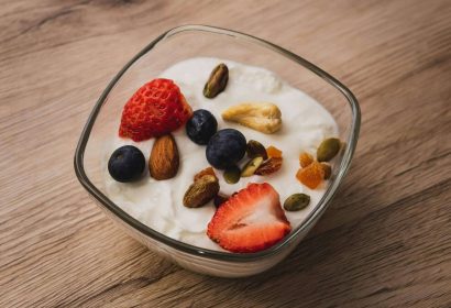 Ni fecha de caducidad ni enemigo de la gripe; la ciencia desmiente bulos sobre el yogur