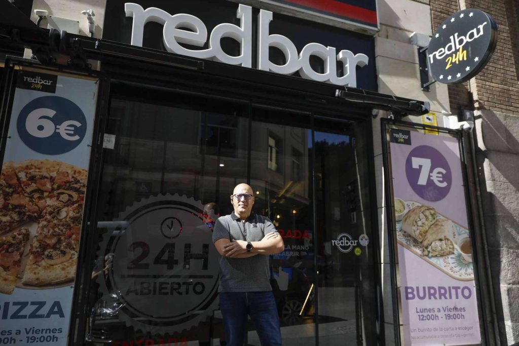 El Ayuntamiento cierra RedBar, contraviniendo el apoyo de la CAM a la ampliación horaria en restauración