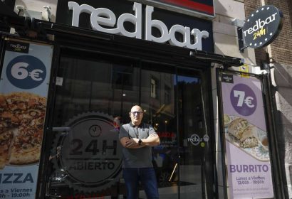 El Ayuntamiento cierra RedBar, contraviniendo el apoyo de la CAM a la ampliación horaria en restauración
