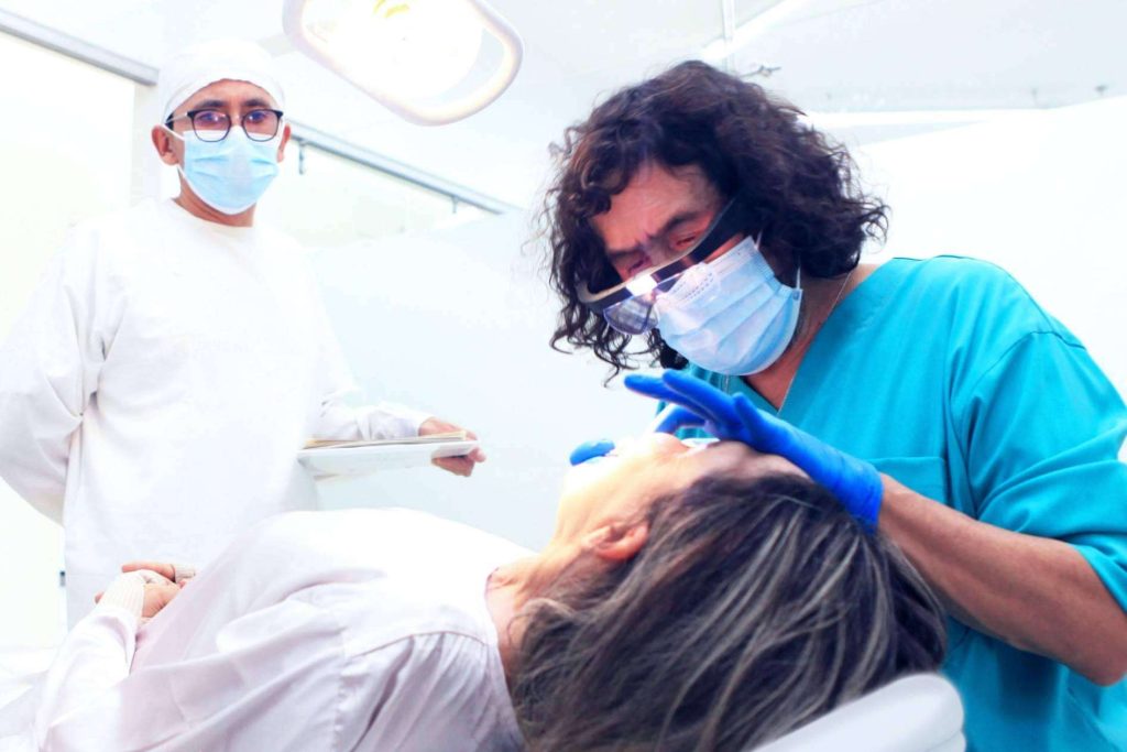 Odontología de Marlon Becerra, referencia internacional en tratamientos dentales de alta complejidad en 2025