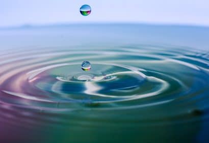 una gota de agua genera un onda