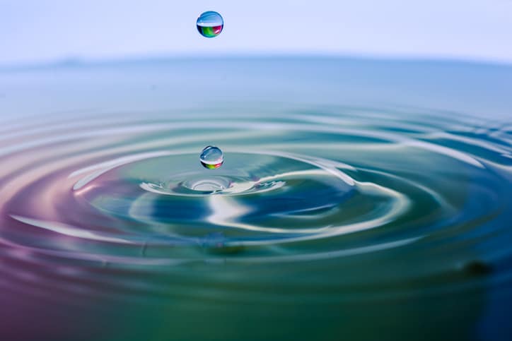 una gota de agua genera un onda