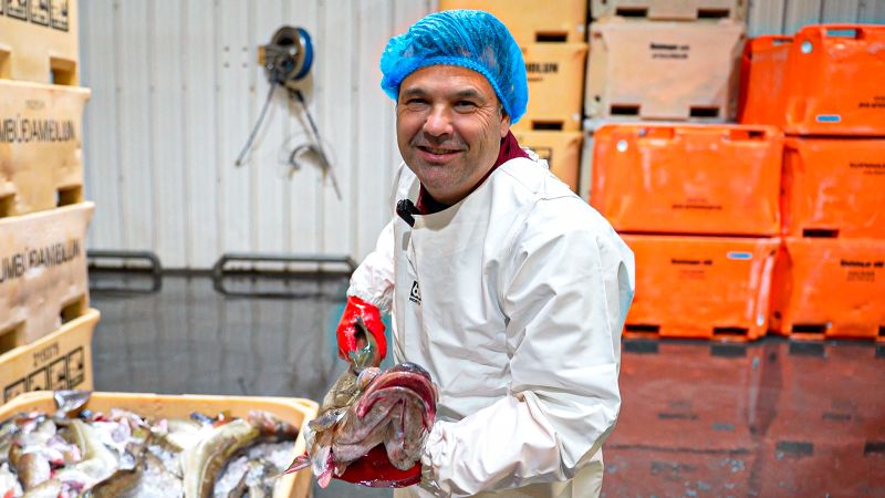 José Elías (La Sirena), partiendo el bacalao