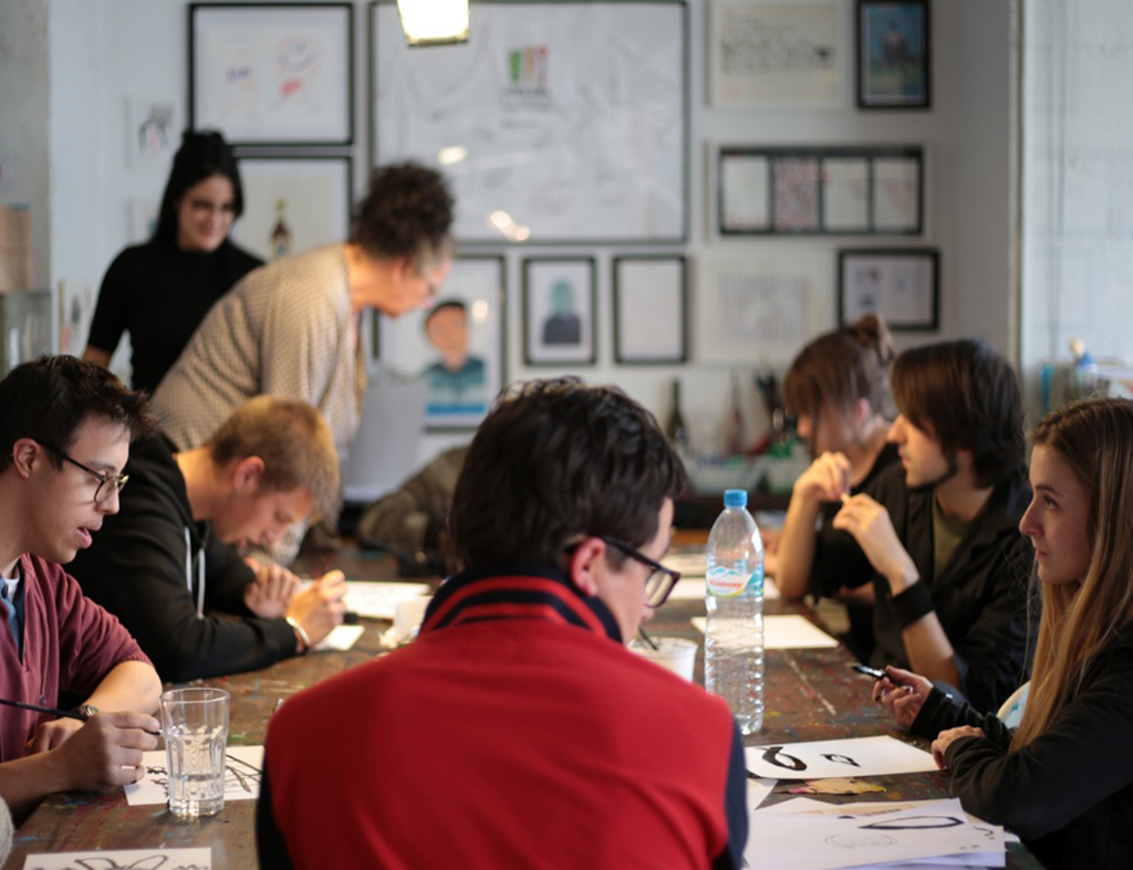 Un estudio de diseño donde trabajan autistas y personas con síndrome de Down
