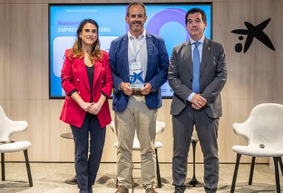 Ricardo Pérez Merino, de MIMO Biosciences, posa con el premio.