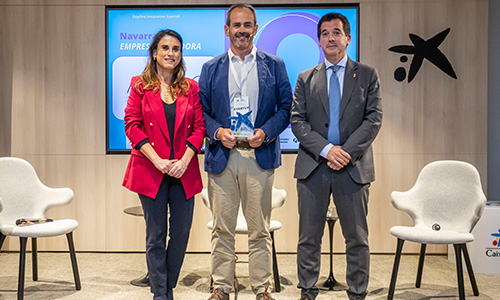 Ricardo Pérez Merino, de MIMO Biosciences, posa con el premio.