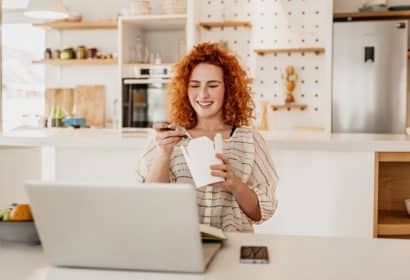 Chica sonriente trabajando desde casa