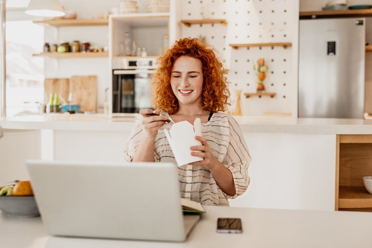 Chica sonriente trabajando desde casa