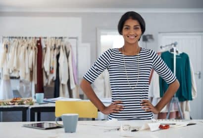 Chica sonriente en una tienda de ropa