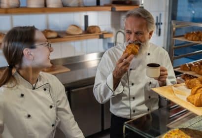 empleo pymes, dos personas en una panaderia