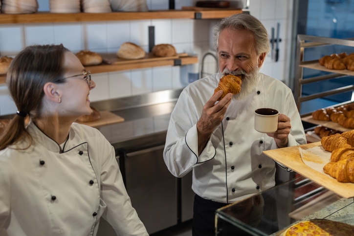 empleo pymes, dos personas en una panaderia
