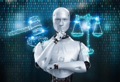 robot junto a balanza y mazo de la justicia