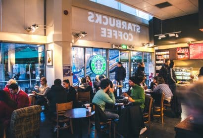 Starbucks impulsa el emprendimiento en los barrios donde se instala
