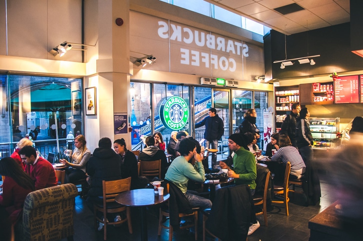 Starbucks impulsa el emprendimiento en los barrios donde se instala