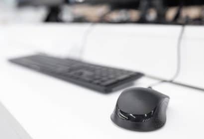 Ratón y teclado en puesto de teletrabajo