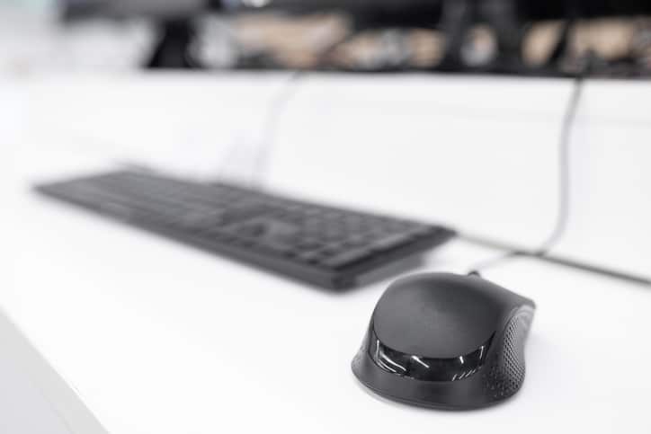 Ratón y teclado en puesto de teletrabajo