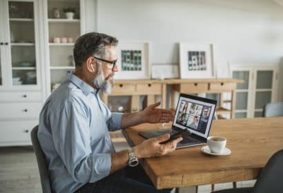 Jefe en reunión de teletrabajo