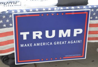 Donald Trump. MAGA: Make America Great Again. Aranceles