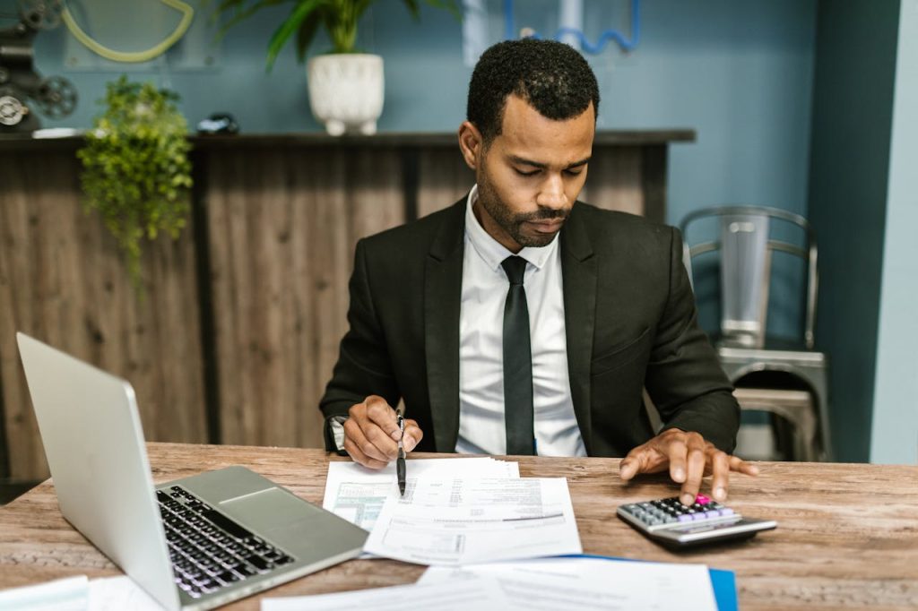 ¿Cómo se calcula el fondo de maniobra de una empresa? Ejemplos y recomendaciones
