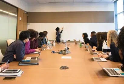 ¿Qué son los stakeholders y cómo influyen en las empresas?